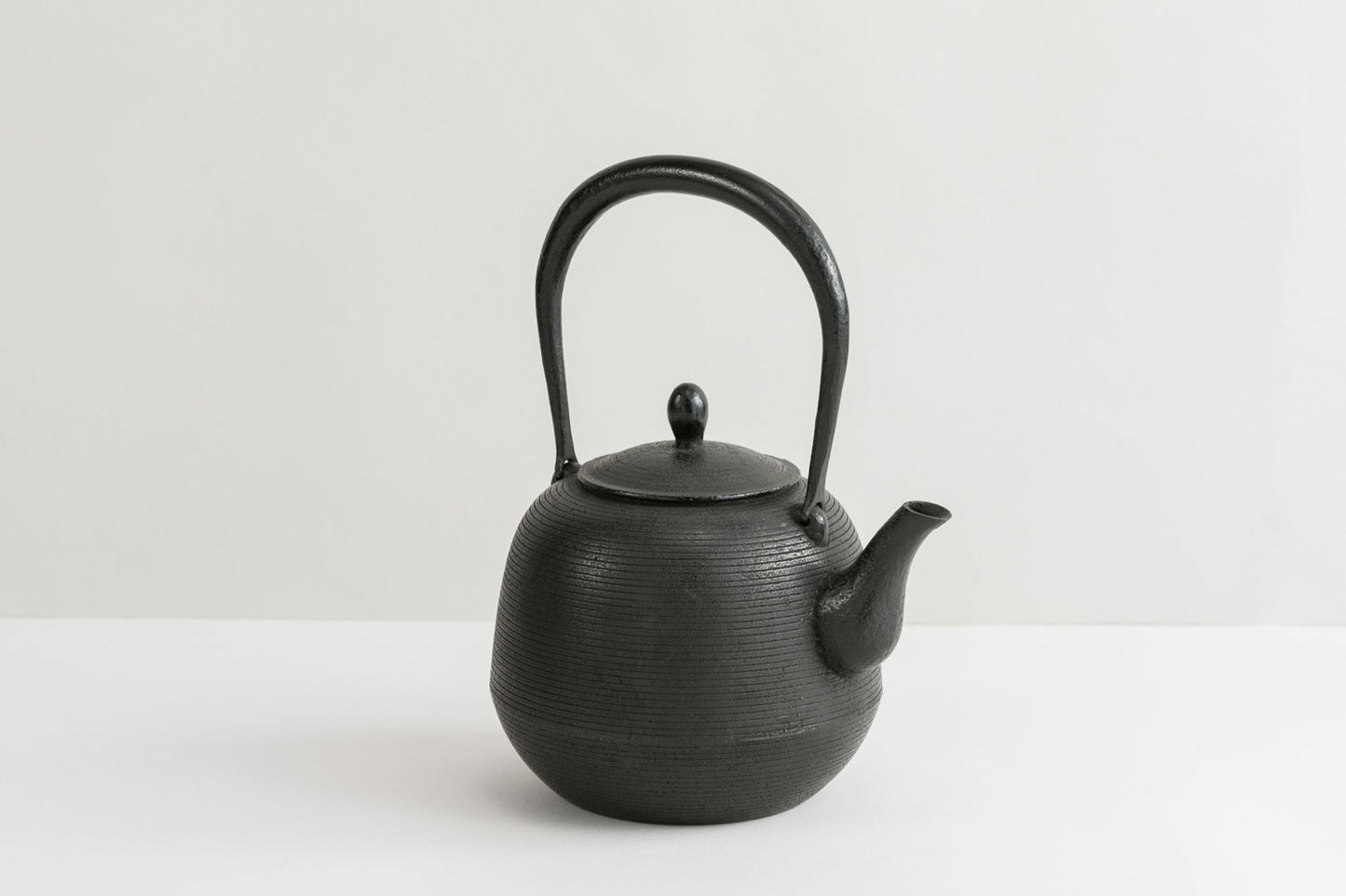 鉄瓶　棗型線引(黒)清茂作