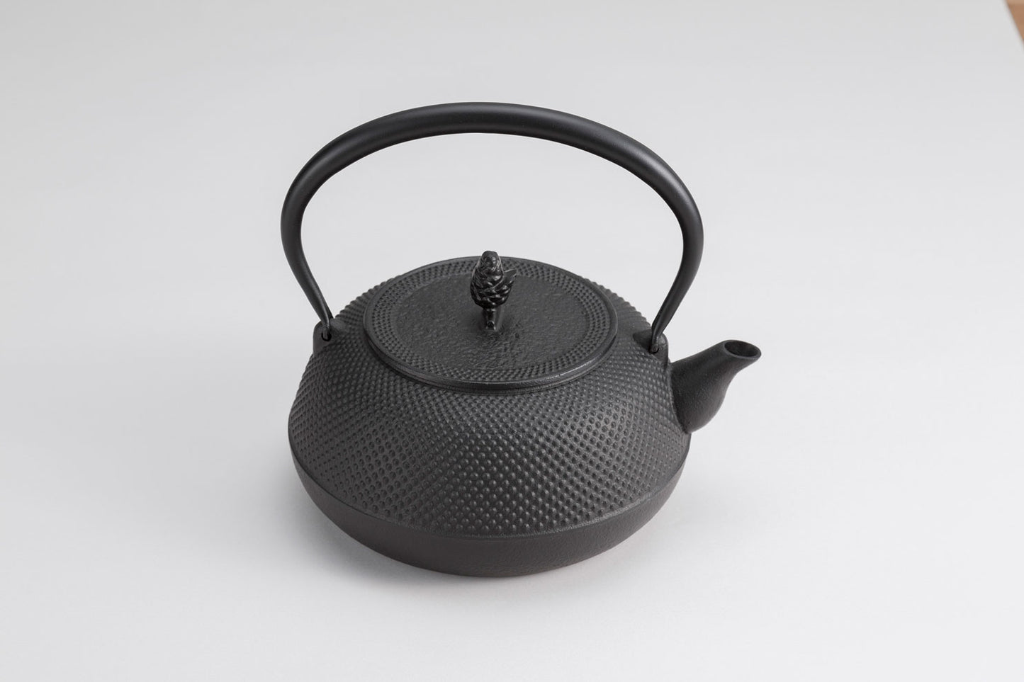 鉄瓶　18型平丸アラレIH対応(内面釜焼)