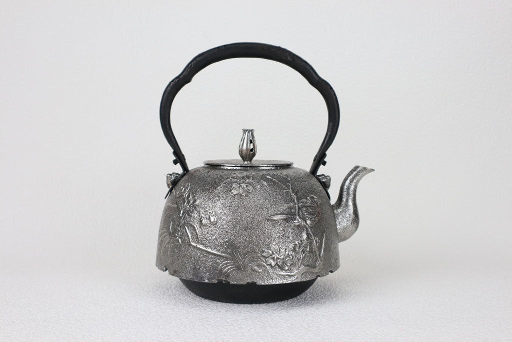 砂鉄鉄瓶　桜に小禽(小鳥)図紋鉄瓶